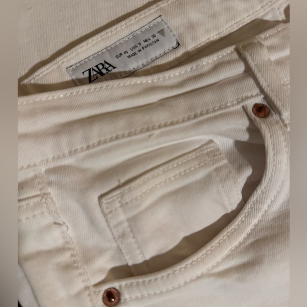 Zara Women's Cropped Frayed White Denim Jeans - Size 8 - Picture 5 of 11